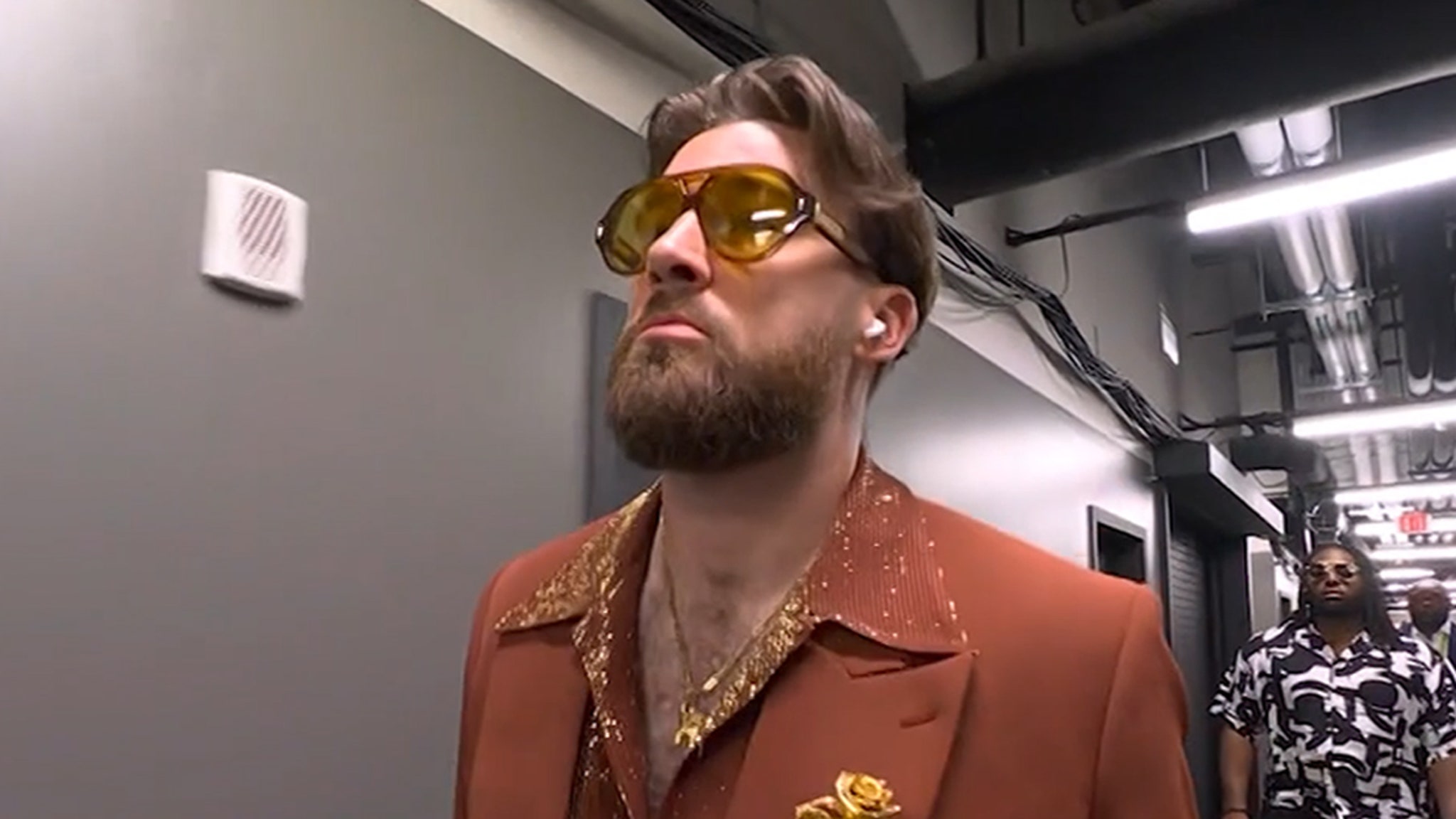 You are currently viewing Travis Kelce Arrives in Style to Super Bowl LIX