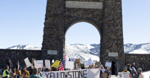 Read more about the article Hundreds Gather at National Parks Across U.S. to Protest Job Cuts