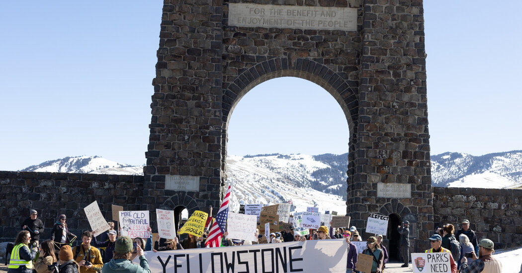 You are currently viewing Hundreds Gather at National Parks Across U.S. to Protest Job Cuts