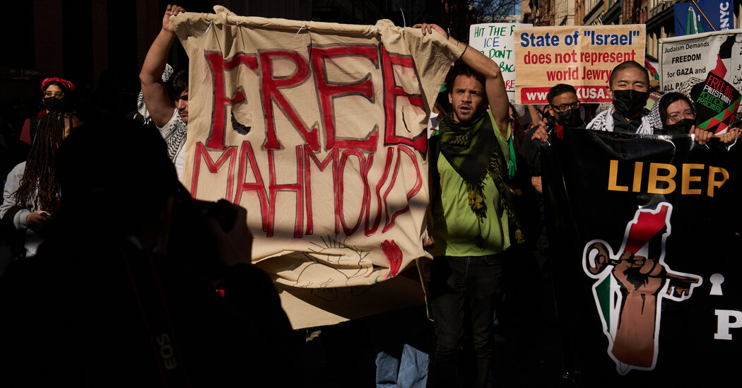 You are currently viewing New Yorkers Protest as White House Defends Arrest of Mahmoud Khalil at Columbia