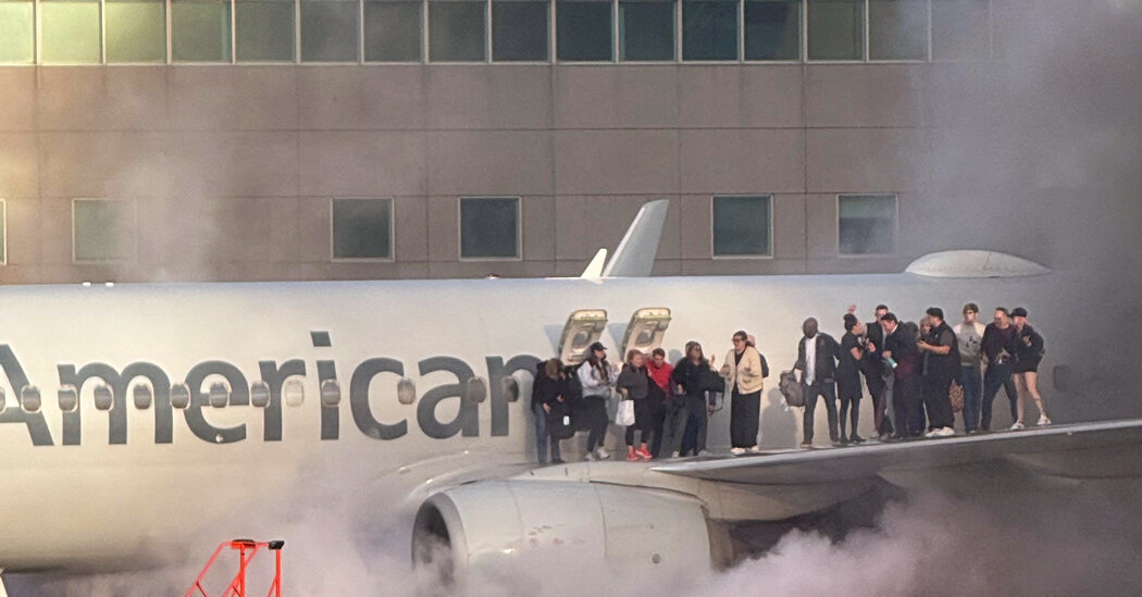 You are currently viewing Plane Fire at Denver Airport Forces Passengers to Evacuate Onto Wing