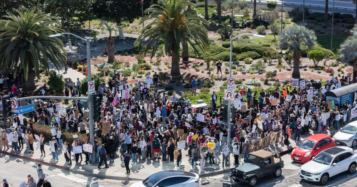 You are currently viewing Hundreds of scientists from UCLA, USC protest Trump policy changes