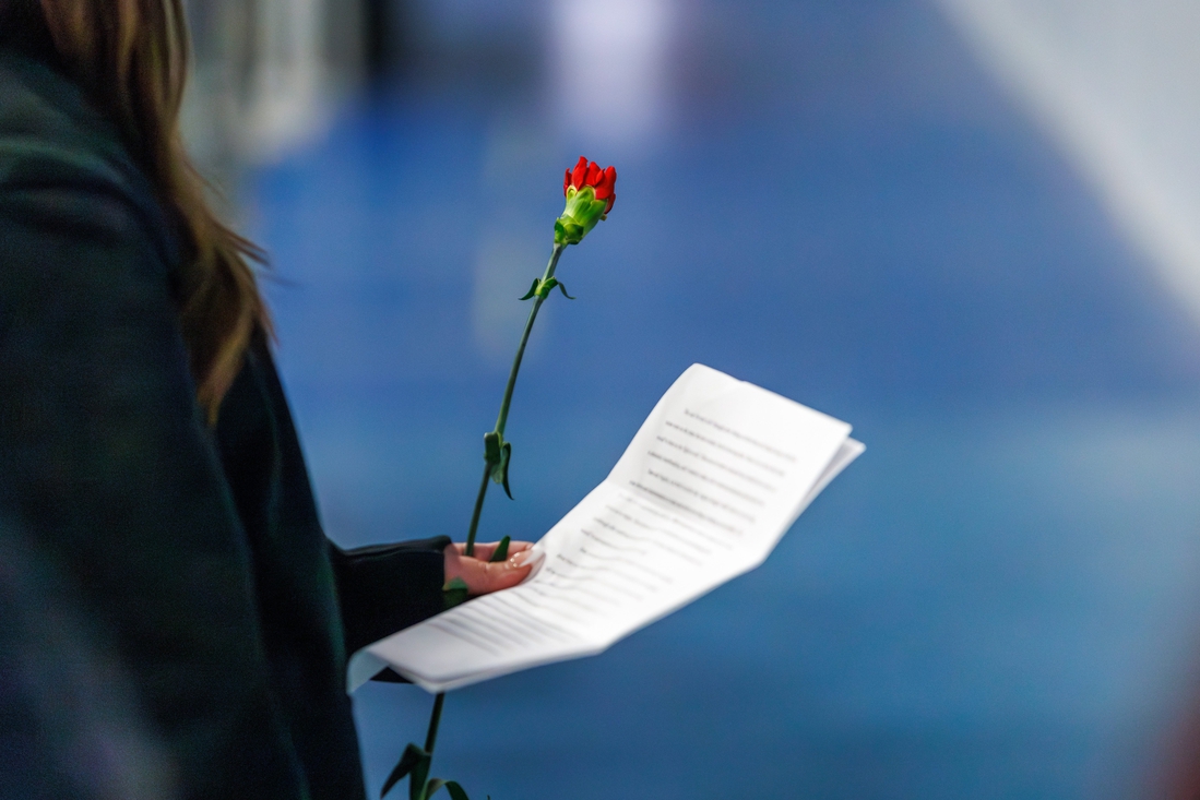 You are currently viewing Figure skating community gathers for tribute to D.C. crash victims