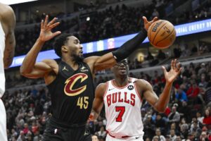 Read more about the article Down 15, Cavs surge past Bulls for 11th straight win