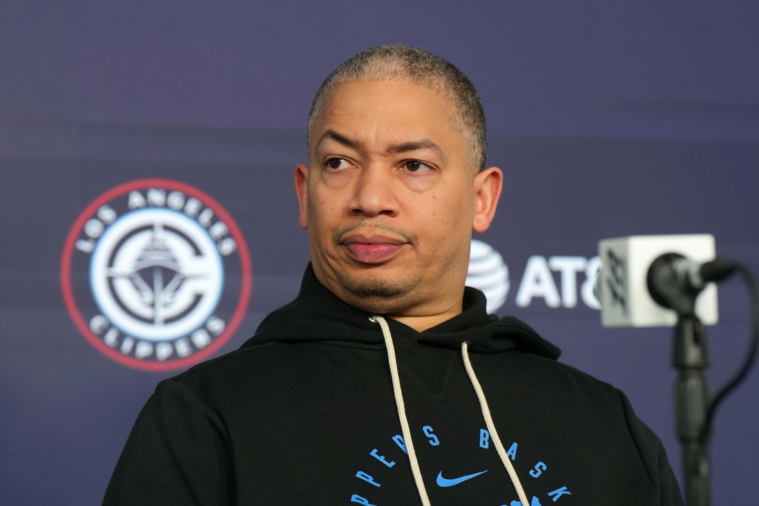 You are currently viewing Clippers coach Tyronn Lue (back pain) misses game vs. Kings