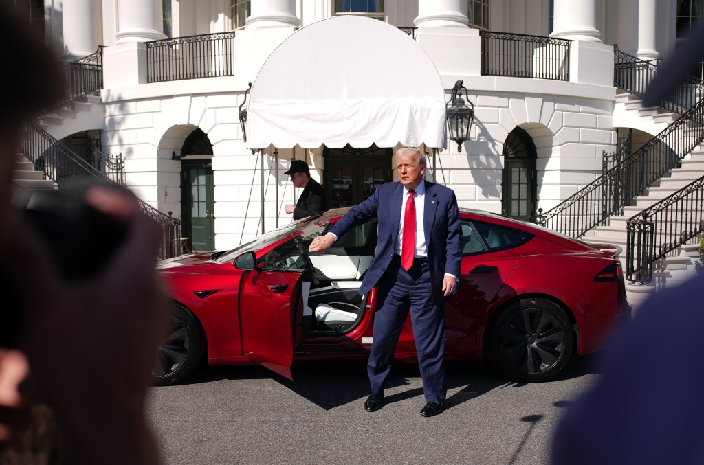 You are currently viewing Donald Trump Buys A Tesla & Defends Elon Musk To Top U.S. CEOs