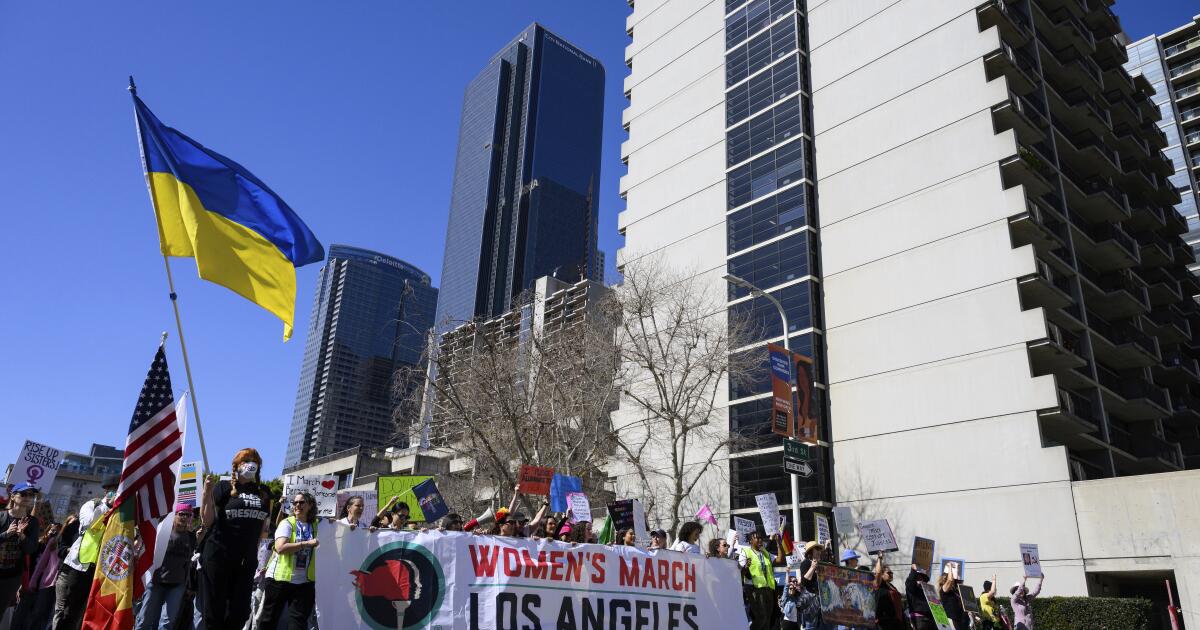 You are currently viewing Thousands attend women’s march in downtown Los Angeles