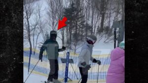 Read more about the article J.D. Vance Asked About Being ‘Putin’s Puppet’ While Skiing in Vermont, On Video