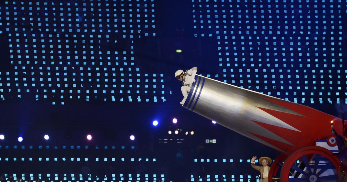 You are currently viewing He works as a human cannon. At California fest, he missed the target