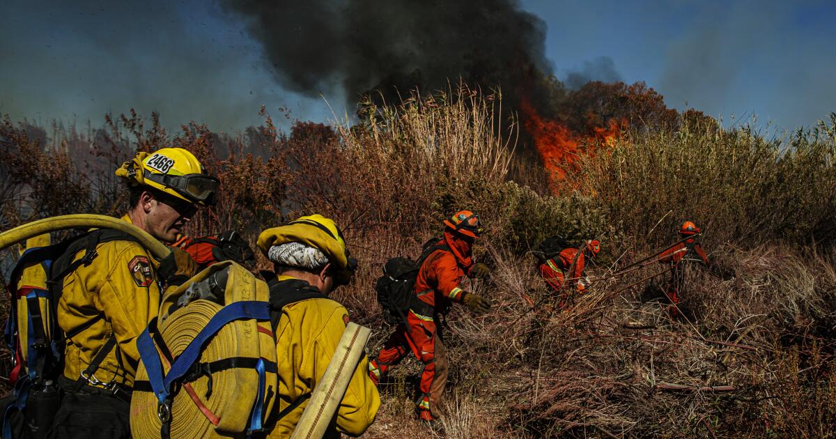 You are currently viewing California lawmakers may give inmate firefighters a raise