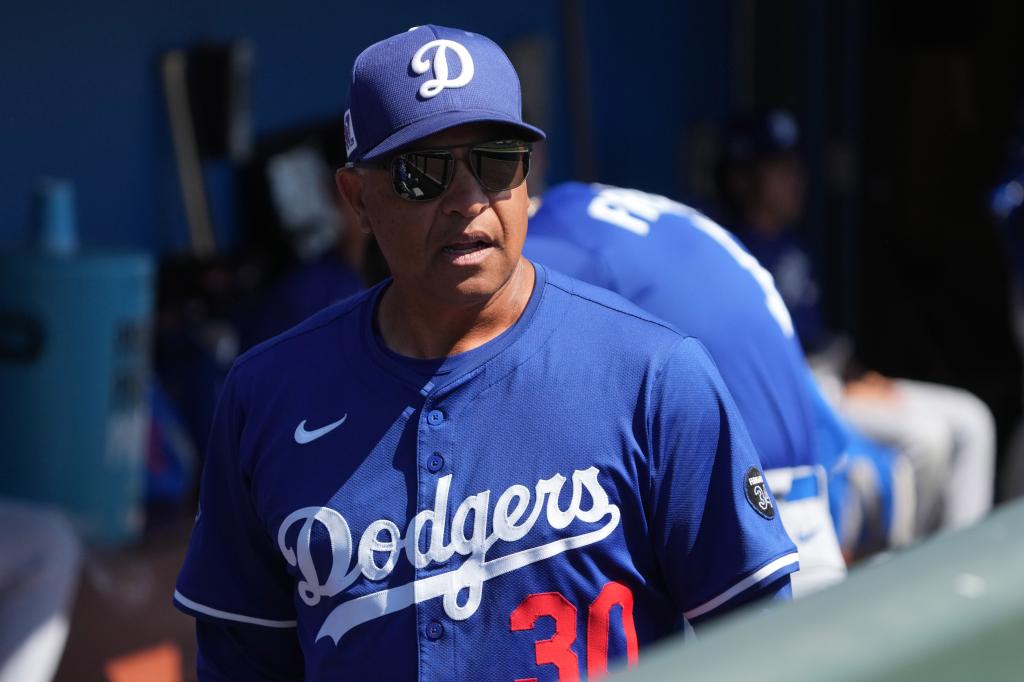 You are currently viewing Dodgers sign Dave Roberts to record $32.4 million contract