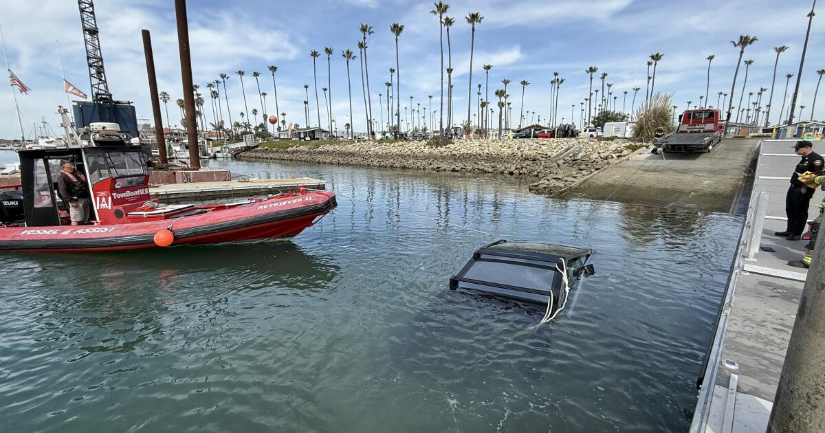 You are currently viewing A Tesla Cybertruck sinks in a Southern California harbor